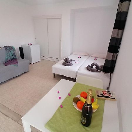 Small Studio, 50 M Front Of The Ocean & Free Wifi Playa Fanabe Exterior photo